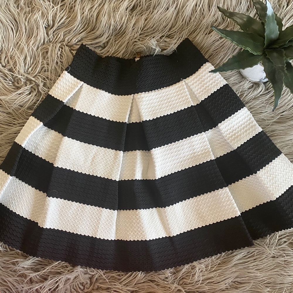 Touch me black and white skirt